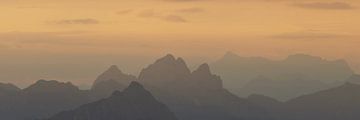 de bergen van Tannheim bij zonsopgang van Walter G. Allgöwer