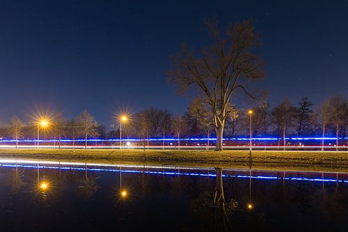Rijn-Schiekanaal Leiden in de nacht by Dennis van de Water