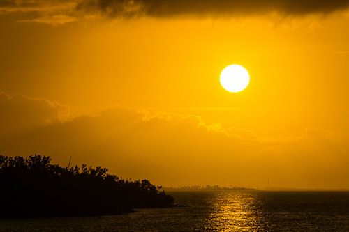 USA, Florida, Oranje licht dat op oceaanwater zonsondergang weerkaatst