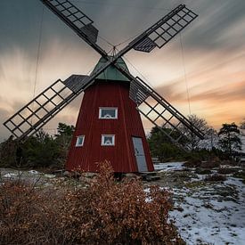 Typische rode Zweedse windmolen in de sneeuw van Fotos by Jan Wehnert