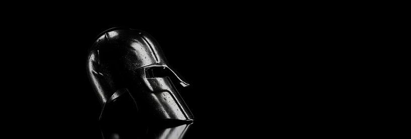 Panoramabild Sparta Helm seitlich in Low key Licht von Besa Art