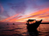 Magnifique coucher de soleil avec un bateau au premier plan par Shanti Hesse Aperçu