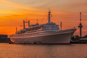 Zonsondergang bij de SS Rotterdam tijdens de Wereldhavendagen van John Kreukniet