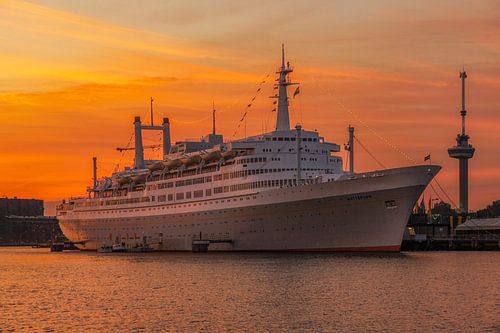Zonsondergang bij de SS Rotterdam tijdens de Wereldhavendagen