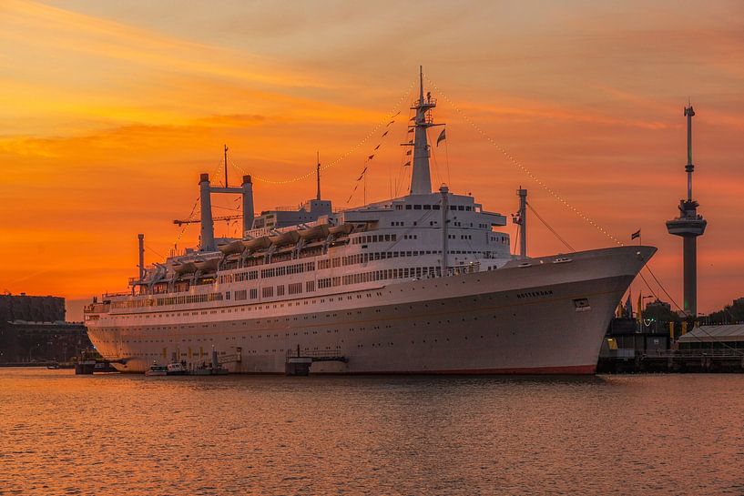Coucher de soleil sur le SS Rotterdam pendant les Journées portuaires mondiales par John Kreukniet