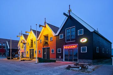 Kleurrijke huizen aan de haven van Zoutkamp