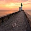 De vuurtoren van Le Tréport bij zonsondergang - Mooi Nornandie van Rolf Schnepp