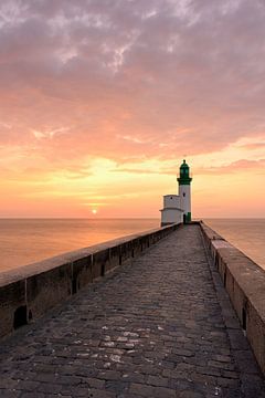 Le phare du Tréport au coucher du soleil - Magnifique Nornandie sur Rolf Schnepp