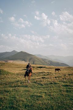 Mann auf dem Pferderücken in den Bergen Armeniens | Reisefotografie, Print on Demand von Milene van Arendonk