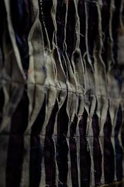 Gros plan sur les textiles abstraits sur Claudia Luijten