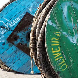 Grüne und blaue Holzrolle mit Seil im Hafen von Lauwersoog von Helene Ketzer