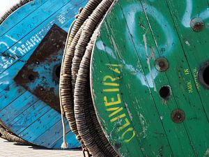 Rouleau de bois vert et bleu avec corde dans le port de Lauwersoog