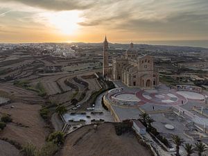 Coucher de soleil Sérénité au sanctuaire de Ta' ; Pinu, Gozo | Photographie de drone | Coucher de soleil | Photographie de voyage
