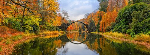 Panorama Rakotzbrücke in de herfst, Saksen, Duitsland