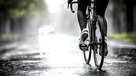 Radfahrer im Regen auf nasser Straße von Frank Heinz