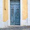 La porte bleue #2, Alfama, Lisbonne, Portugal - photographie de rue et de voyage sur Christa Stroo photography