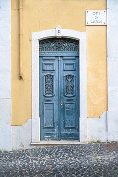 De blauwe deur nr. 2, Alfama, Lissabon, Portugal - straat en reisfotografie