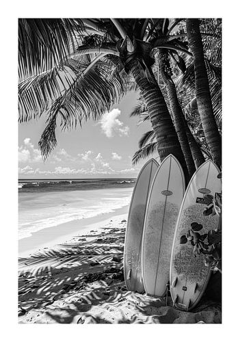 Zwart-witfoto met surfplanken op een tropisch strand