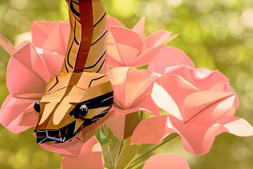 De vrolijke slang in een mooie bloementuin van Studio Mirabelle
