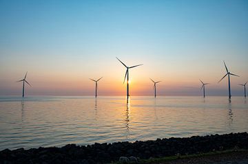 Windmolens voor de kust van Flevoland tijdens zonsondergang