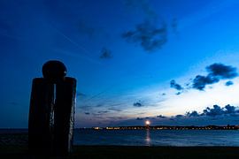 Zicht op West-Terschelling vlak na zonsondergang by Floris van Woudenberg