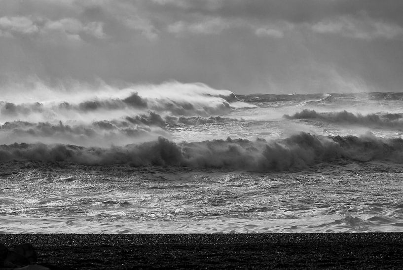 zwarte strand met storm van Astrid Boelens