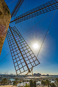 Blick auf den Hafen von Palma de Mallorca mit Booten, Yachten und einer alten historischen Windmühle