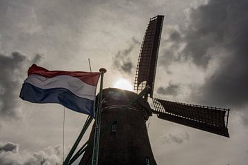 Mühle segelt gegen holländische Wolken. von Zaankanteropavontuur