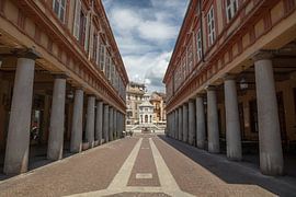 Colonnade dans le centre d'Asti, Piémont sur Joost Adriaanse