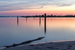 Hafen bei Sonnenuntergang II von Miranda van Hulst