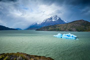 IJsschots in Lago Grey, Nationaal Park Torres del Paine, Chili van Marcel Bakker