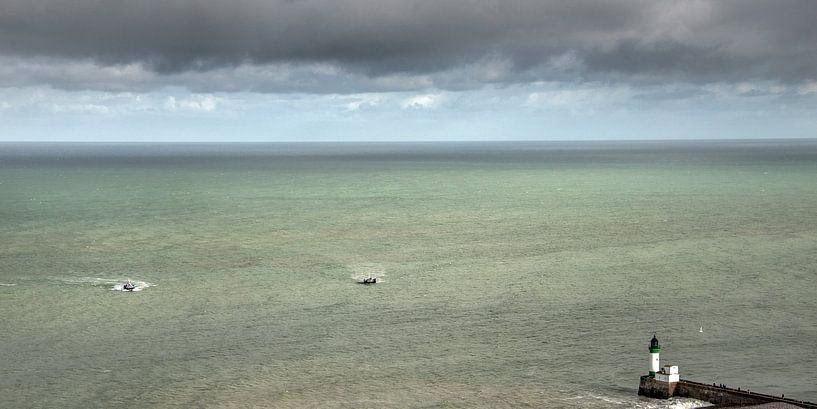 Vissersschepen naderen de pier von Harrie Muis