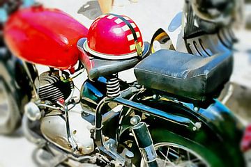 Vintage motorfiets en helm van Dorothy Berry-Lound