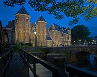 Koppelpoort Amersfoort bij nacht.