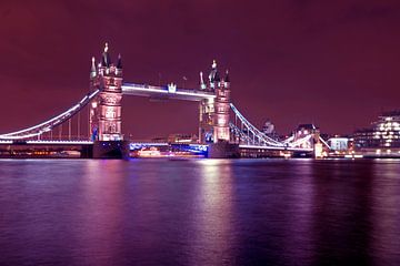 Tower bridge in Londen UK bij nacht van Eye on You