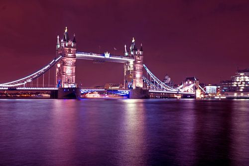 Tower bridge in Londen UK bij nacht