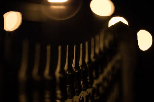 Oude poort bij avondlicht