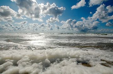 Schaum auf dem Meer von Wim van der Geest