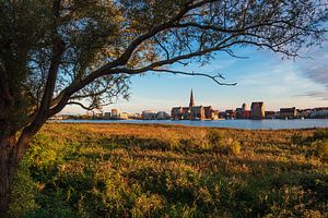 Blick über die Warnow auf die Hansestadt Rostock