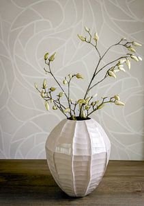 Japandi-Stillleben – Organische Vase mit botanischen Zweigen