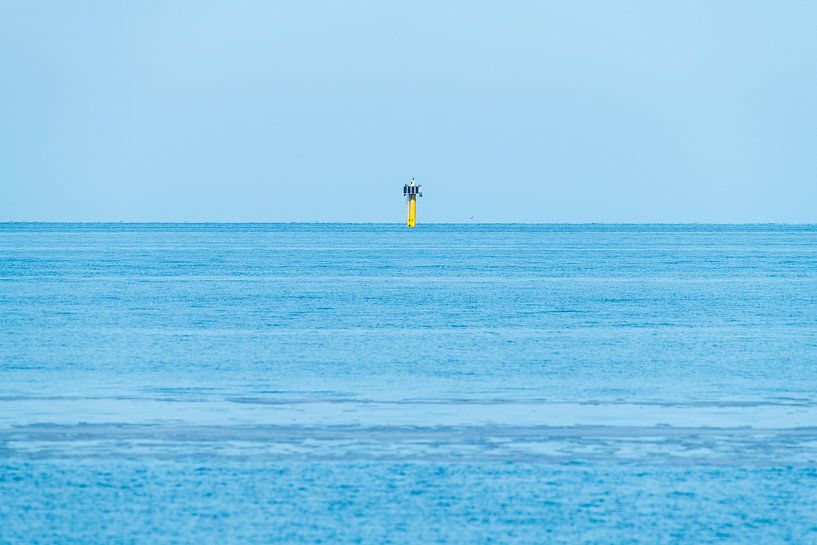 Geel geschilderd baken in de Waddenzee van Wim Stolwerk