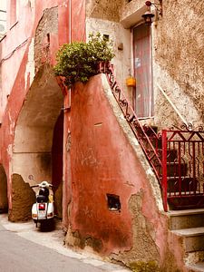 Straßenszene mit Motorroller in Italien