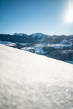 Winteruitzicht van Oberstaufen naar de Hochgrat, Steibis van Leo Schindzielorz