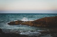 zonsondergang aan de zee met rotspartij van Ennio Brehm thumbnail