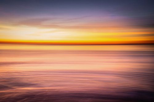 Coucher de soleil abstrait au bord de la mer en mouvement (3)