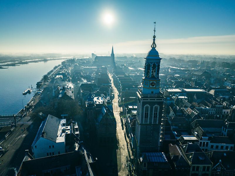 Vue de Kampen au lever du soleil avec la nouvelle tour sur la rivière IJssel par Sjoerd van der Wal Photographie