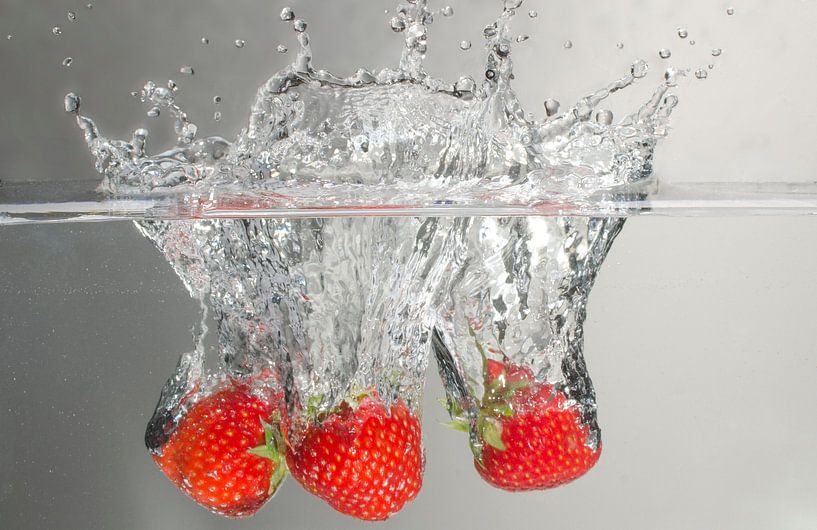 Three strawberries splash van Focco van Eek