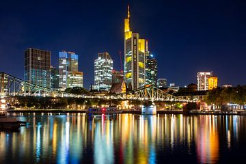 Frankfurt am Main skyline bij nacht van ManfredFotos