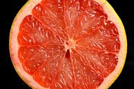 Dwarsdoorsnede van een frisse oranje grapefruit van Sjoerd van der Wal Fotografie thumbnail
