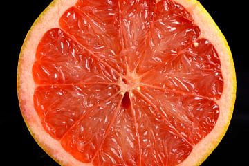Dwarsdoorsnede van een frisse oranje grapefruit van Sjoerd van der Wal